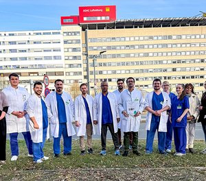 Dem Team der Gefäßchirurgie am Diakonie Klinikum Jung-Stilling in Siegen ist der weltweite erste Einsatz eines speziellen Stents bei einem Aneurysma der Bauchaorta mit Beteiligung der Nierenschlagaorta gelungen. Chefarzt Dr. Ahmed Koshty präsentiert im Bild die Urkunde dieser medizinischen Weltpremiere. 