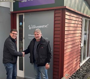 Eine Spende über 1000 Euro für das Café Patchwork überreichte Matthias Asbeck (rechts) vom Heimatverein Lützel an Einrichtungsleiter Carsten Dax.