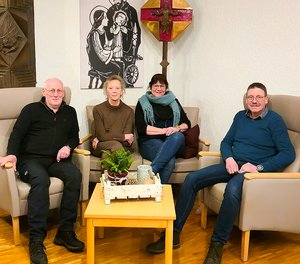 Zur Spendenübergabe war eine Abordnung der Friesenhagener Krippenbauer-Familien ins Hospiz nach Bruche gekommen. Einrichtungsleiterin Yasmin Brost (2. von rechts) bedankte sich bei ihnen für die großartige Unterstützung. 