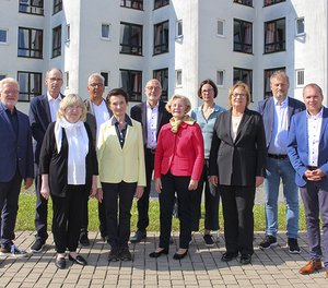 Zu seiner Sommersitzung traf sich das Kuratorium des Diakonie Klinikums um den Vorsitzenden Andree Schmidt (rechts) im Bethesda-Krankenhaus in Freudenberg. Ein Schwerpunktthema bildete die Krankenhausplanung in NRW.