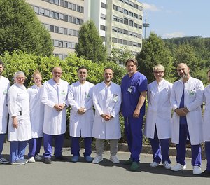 Das Team der Urologie am Diakonie Klinikum Jung-Stilling unter der Leitung der Chefärzte Dr. Mahmoud Farzat (5. von rechts) und Dr. Peter Weib (4. von links) verzeichnet stetig steigende Zahlen bei roboterassistierten Operationen an Prostata, Blase, Harnwegen und Niere.