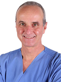 Professor Braun ist Chefarzt der Neurochirurgie.
